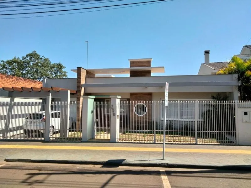 Casa com 3 dormitórios e piscina no Centro de Santa Rosa — foto 1