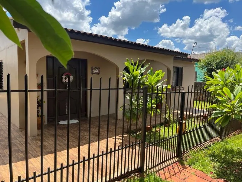 Casa de esquina com 3 dormitórios na Central — foto 1