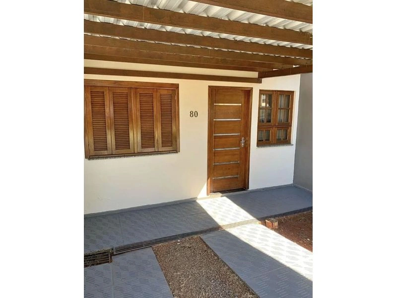 Casa geminada ?? 2 quartos 1 banheiro Toda murada Quiosque com churrasqueira Garagem coberta 48m + quiosque - Próximo ao IFF - Financiável — foto 1 de 9