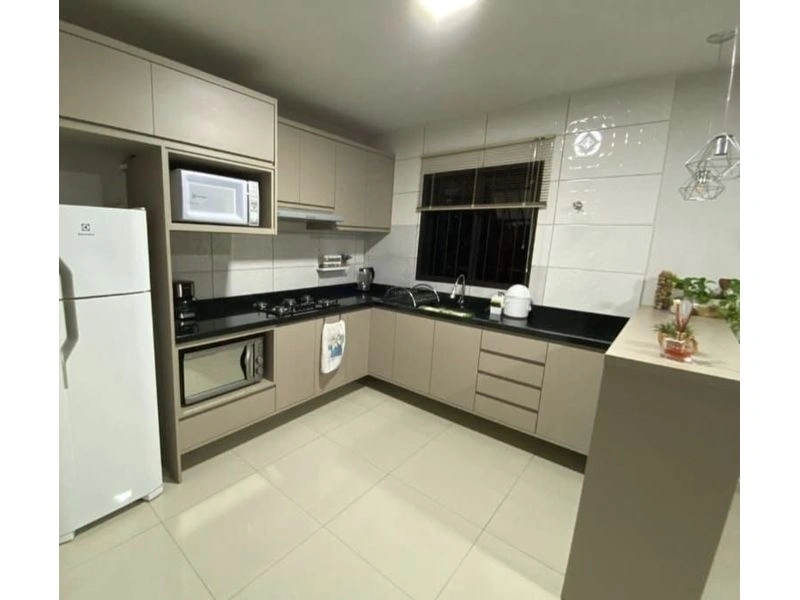 Bela casa , pronta para morar. Piso porcelanato, aberturas em madeira, muros Espaço para piscina e edícula. Lavanderia interna. Ficam os móveis so — foto 4 de 9