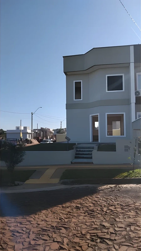 Sobrado geminado com 2 quartos com banheiro sala cozinha e area de serviço.
