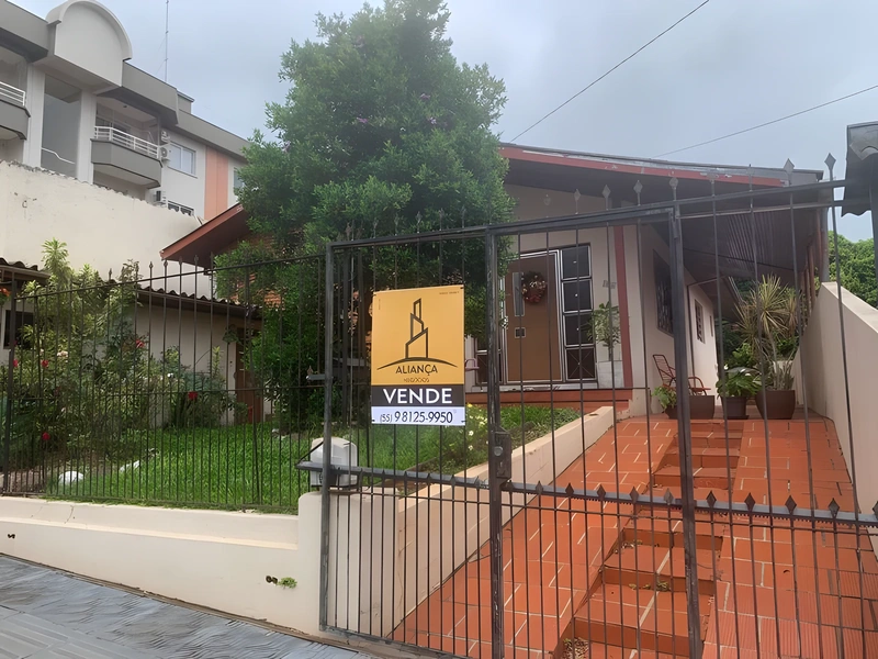 Casa em centro com 3 dormitórios e 2 banheiros