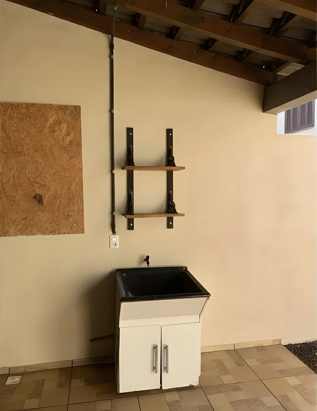 Casa geminada 2 quartos 1 banheiro Toda murada Quiosque com churrasqueira Garagem coberta 48m + quiosque - Próximo ao IFF - Financiável — foto 8 de 9