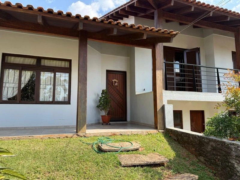 Casa com 3 residências no bairro Timbaúva, 297,22 m² — foto 1 de 15