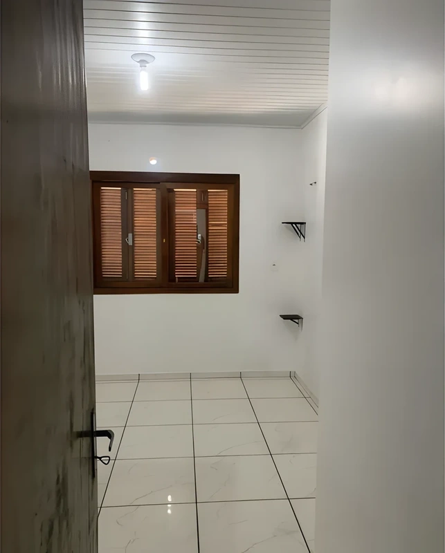 Casa geminada 2 quartos 1 banheiro Toda murada Quiosque com churrasqueira Garagem coberta 48m + quiosque - Próximo ao IFF - Financiável — foto 6 de 9