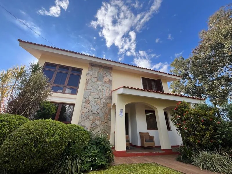 Casa com piscina e área de lazer no bairro Glória — foto 1