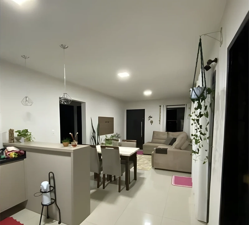Bela casa , pronta para morar.  Piso porcelanato, aberturas em madeira, muros  Espaço para piscina e edícula.  Lavanderia interna.  Ficam os móveis so — foto 2 de 9