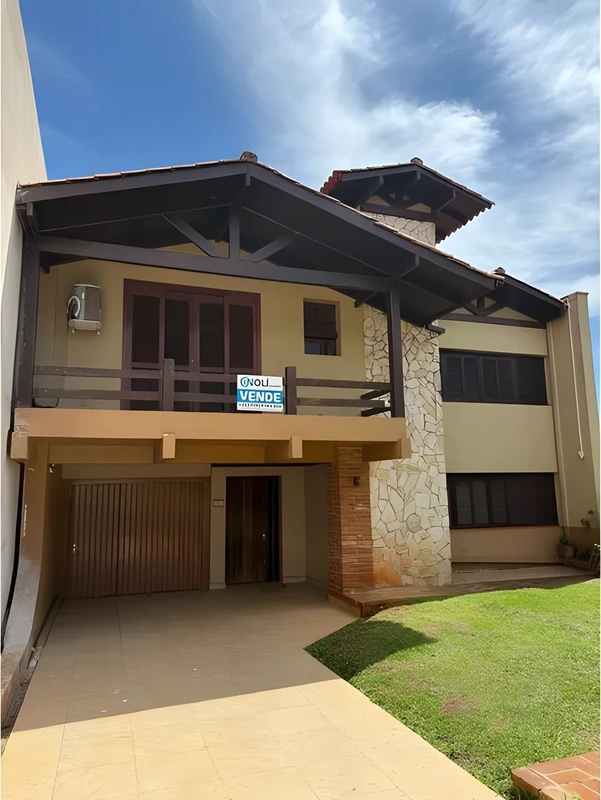 Casa de 3 andares com piscina e lazer no Centro
