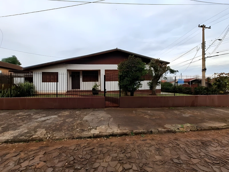 Casa mista de 3 dormitórios em terreno de esquina, São Francisco