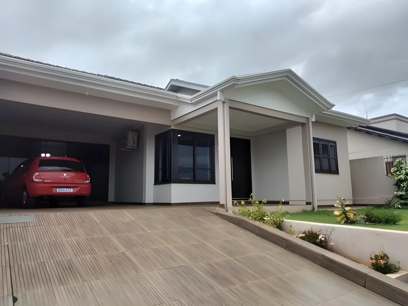 Casa com 3 dormitórios e edícula na Glória