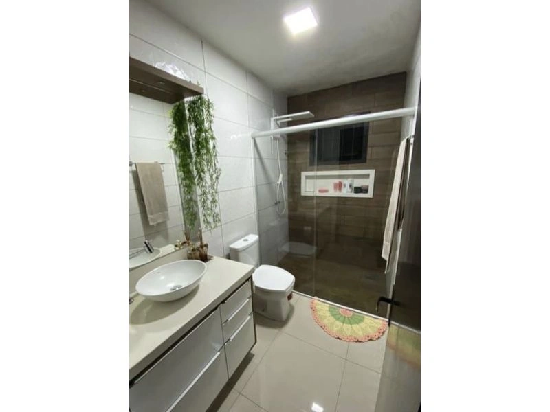 Bela casa , pronta para morar. Piso porcelanato, aberturas em madeira, muros Espaço para piscina e edícula. Lavanderia interna. Ficam os móveis so — foto 3 de 9