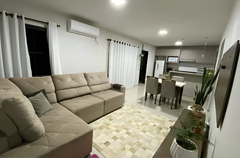 Bela casa , pronta para morar.  Piso porcelanato, aberturas em madeira, muros  Espaço para piscina e edícula.  Lavanderia interna.  Ficam os móveis so — foto 5 de 9