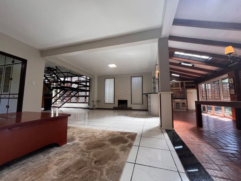 Casa com 3 dormitórios e 268 m² no bairro Centro — foto 2 de 23