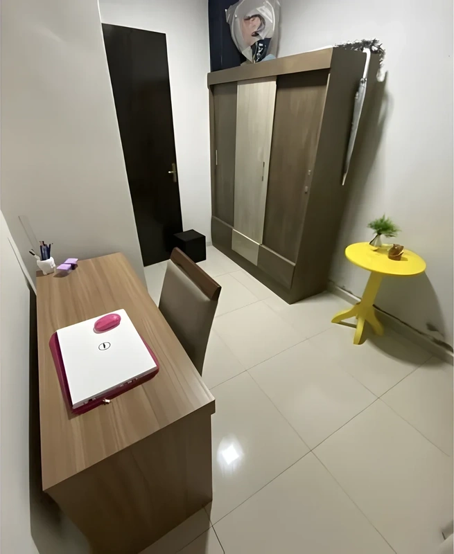 Bela casa , pronta para morar.  Piso porcelanato, aberturas em madeira, muros  Espaço para piscina e edícula.  Lavanderia interna.  Ficam os móveis so — foto 6 de 9