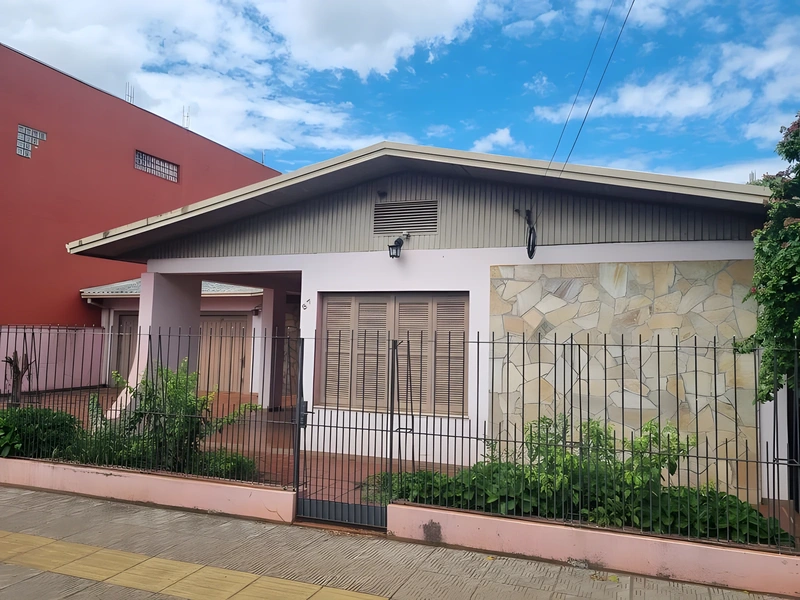 Casa no Centro com terreno amplo e potencial comercial