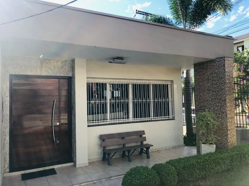 Casa de esquina no Centro com 3 dormitórios — foto 1