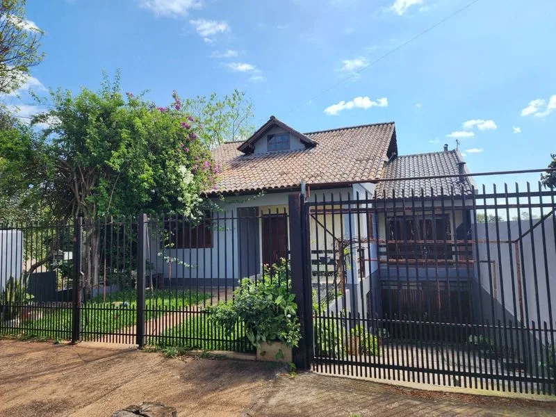 Casa de 3 dormitórios no Cruzeiro com área comercial no piso inferior — foto 1