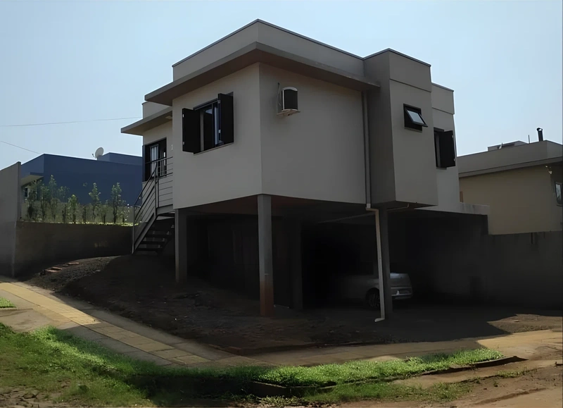 Bela casa , pronta para morar. Piso porcelanato, aberturas em madeira, muros Espaço para piscina e edícula. Lavanderia interna. Ficam os móveis so