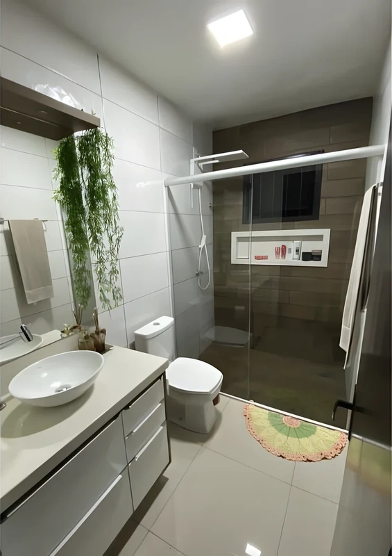 Bela casa , pronta para morar.  Piso porcelanato, aberturas em madeira, muros  Espaço para piscina e edícula.  Lavanderia interna.  Ficam os móveis so — foto 3 de 9