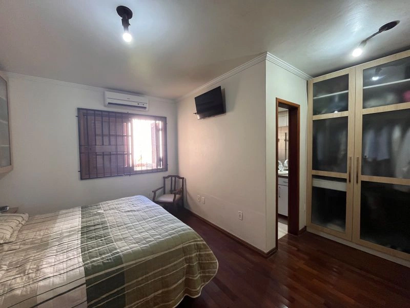 Casa com 4 dormitórios e 2 vagas no Centro — foto 32 de 51