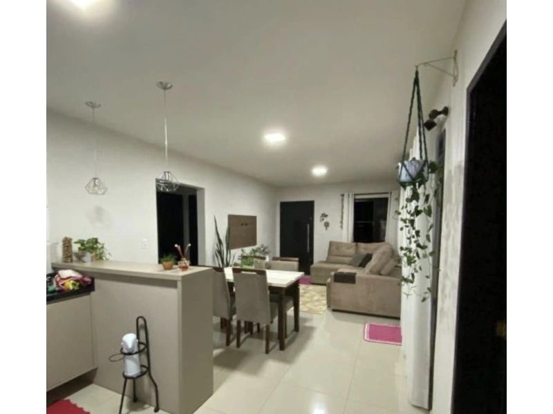 Bela casa , pronta para morar. Piso porcelanato, aberturas em madeira, muros Espaço para piscina e edícula. Lavanderia interna. Ficam os móveis so — foto 2 de 9