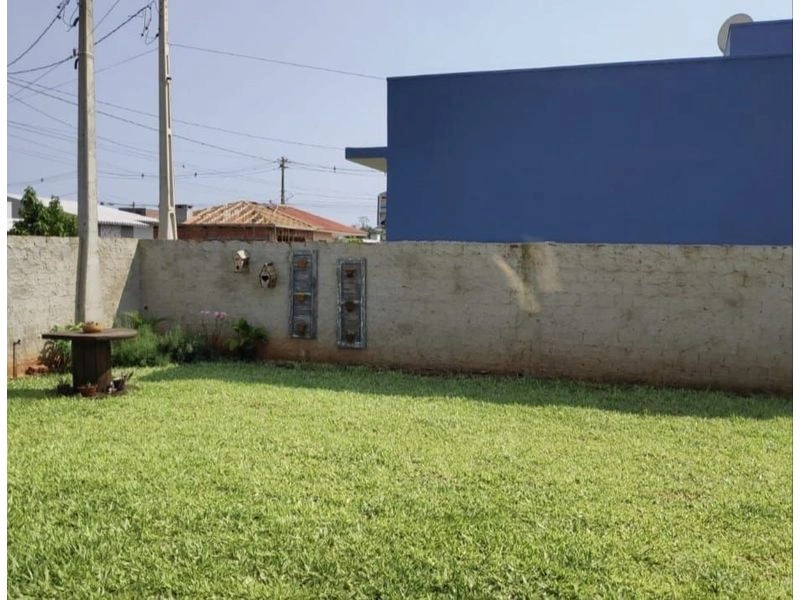 Bela casa , pronta para morar. Piso porcelanato, aberturas em madeira, muros Espaço para piscina e edícula. Lavanderia interna. Ficam os móveis so — foto 7 de 9