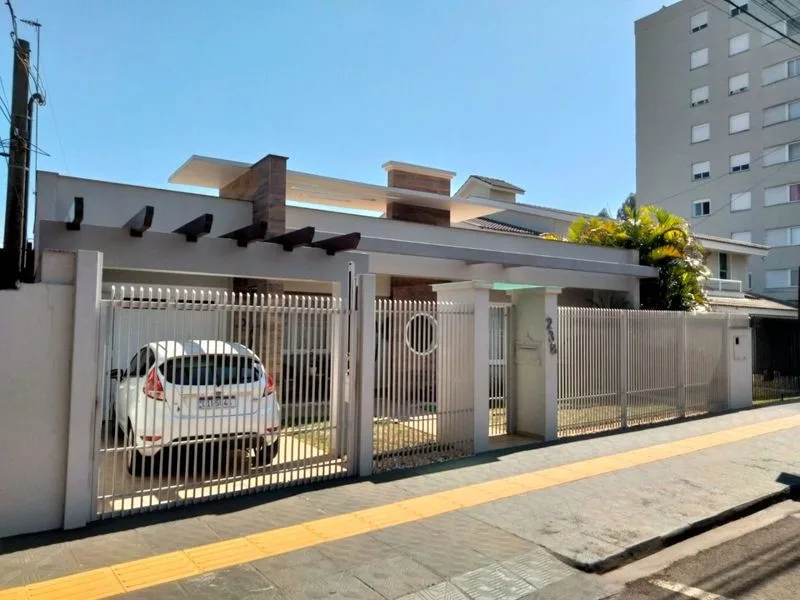 Casa com 3 dormitórios e piscina no Centro de Santa Rosa — foto 2
