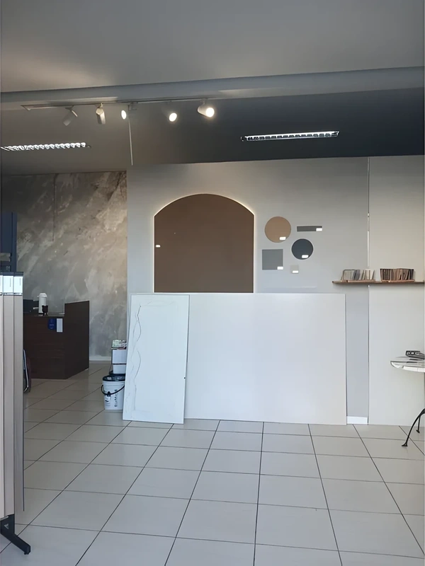 Sala comercial de 54 m² com pé-direito alto, no bairro Centro – Santa Rosa/RS — foto 2 de 6