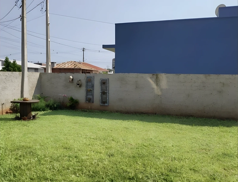 Bela casa , pronta para morar.  Piso porcelanato, aberturas em madeira, muros  Espaço para piscina e edícula.  Lavanderia interna.  Ficam os móveis so — foto 7 de 9