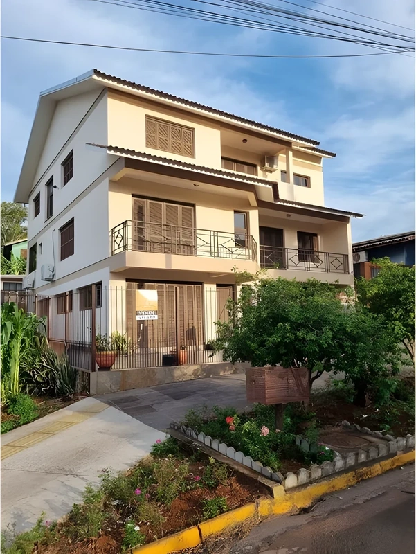 Casa de alto padrão com 6 dormitórios no Centro de Santa Rosa