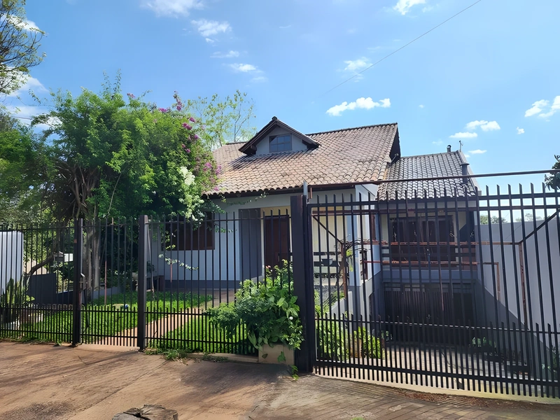 Casa de 3 dormitórios no Cruzeiro com área comercial no piso inferior