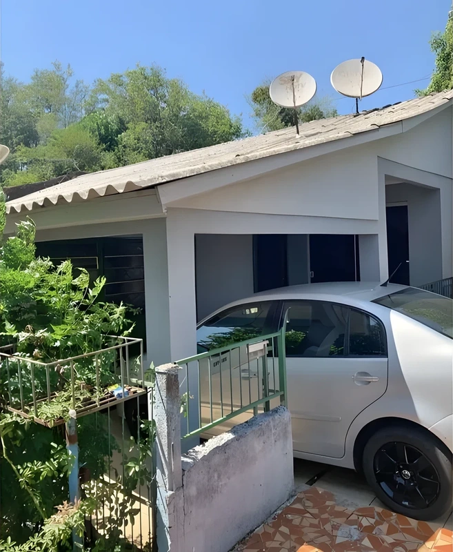 Casa a venda no bairro Planalto, a casa possui 3 quartos 2 banheiros, 2 cozinhas , churrasqueira, ampla varanda, — foto 3 de 10