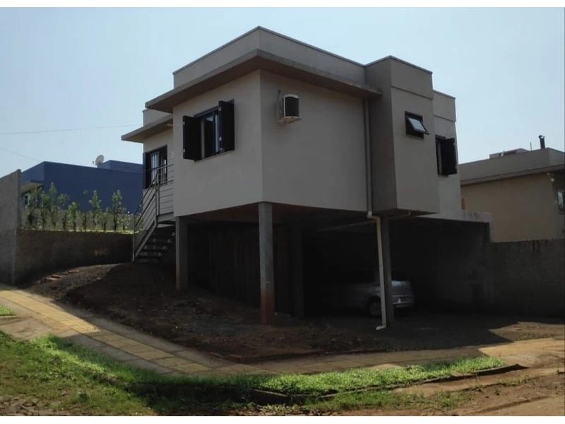 Bela casa , pronta para morar. Piso porcelanato, aberturas em madeira, muros Espaço para piscina e edícula. Lavanderia interna. Ficam os móveis so — foto 1 de 9