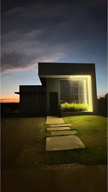 Casa semi-nova na Central com potencial de ampliação