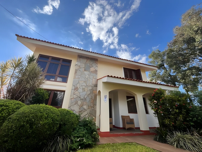 Casa com piscina e área de lazer no bairro Glória