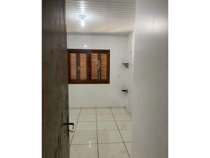 Casa geminada ?? 2 quartos 1 banheiro Toda murada Quiosque com churrasqueira Garagem coberta 48m + quiosque - Próximo ao IFF - Financiável — foto 6 de 9