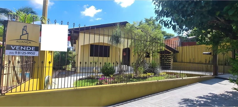 Casa com 3 dormitórios e piscina no bairro Central
