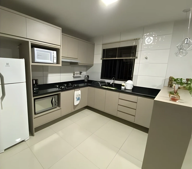 Bela casa , pronta para morar.  Piso porcelanato, aberturas em madeira, muros  Espaço para piscina e edícula.  Lavanderia interna.  Ficam os móveis so — foto 4 de 9