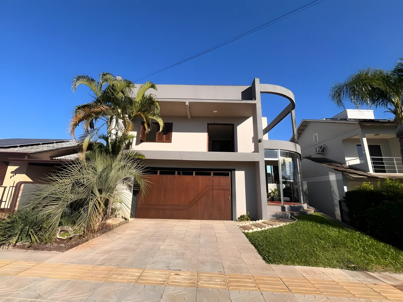 Casa com 3 suítes e piscina na Glória