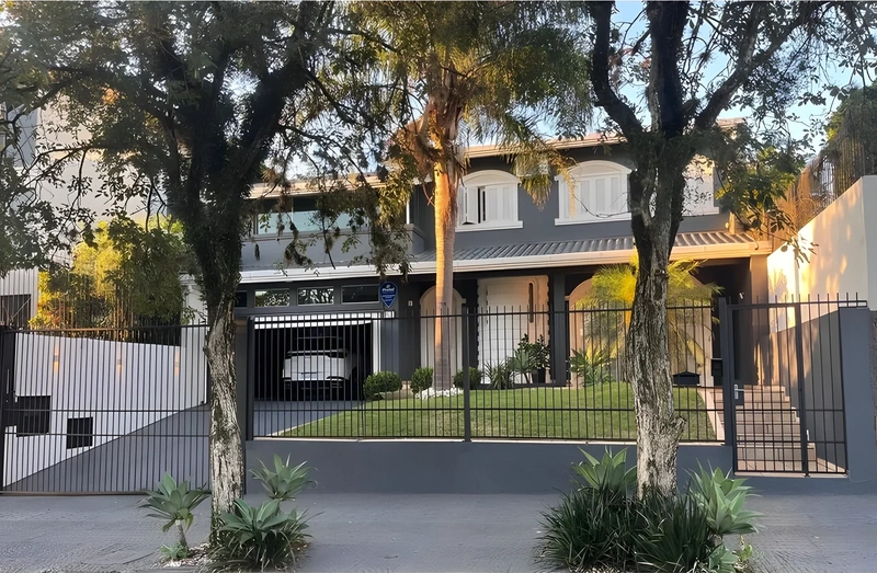 Casa de alto padrão no Centro com 4 dormitórios e piscina