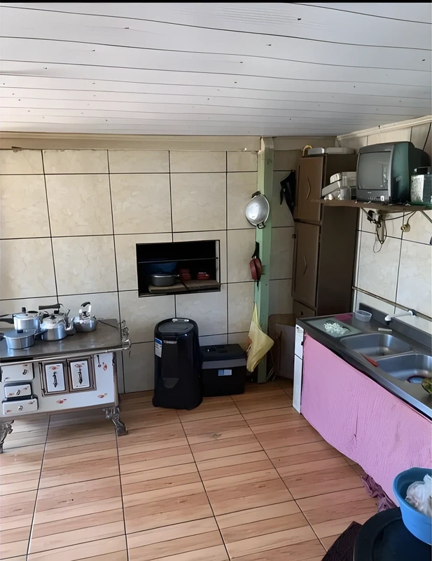 Casa a venda no bairro Planalto, a casa possui 3 quartos 2 banheiros, 2 cozinhas , churrasqueira, ampla varanda, — foto 6 de 10
