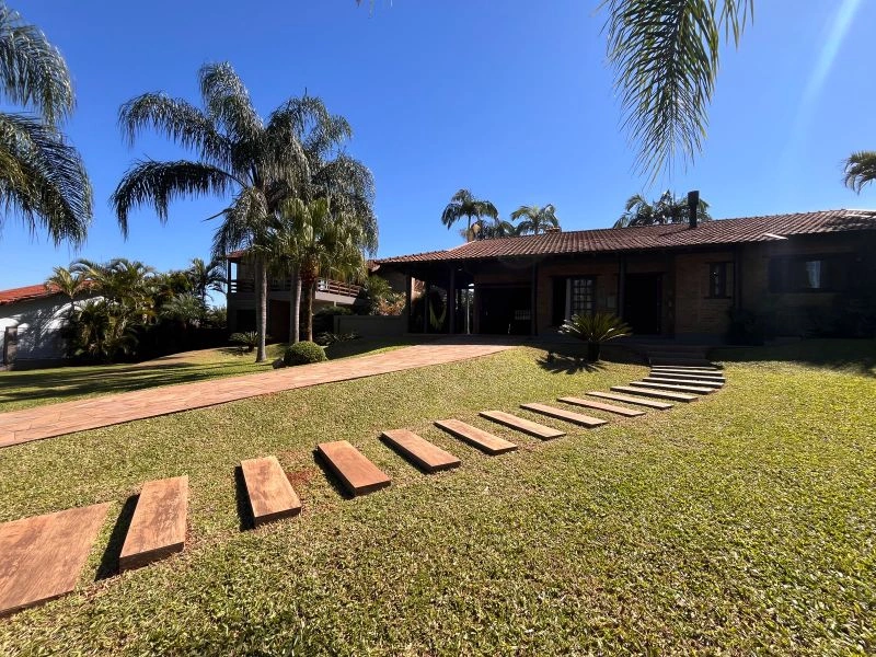 Casa térrea no bairro Glória com terreno superior a 1.000m² — foto 1 de 35