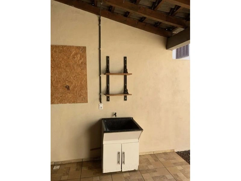 Casa geminada ?? 2 quartos 1 banheiro Toda murada Quiosque com churrasqueira Garagem coberta 48m + quiosque - Próximo ao IFF - Financiável — foto 8 de 9