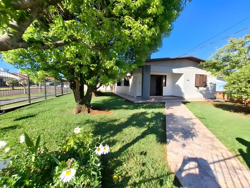 Casa de esquina no Cruzeiro com terreno amplo