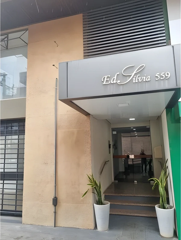 Apartamento reformado com 2 quartos no Centro